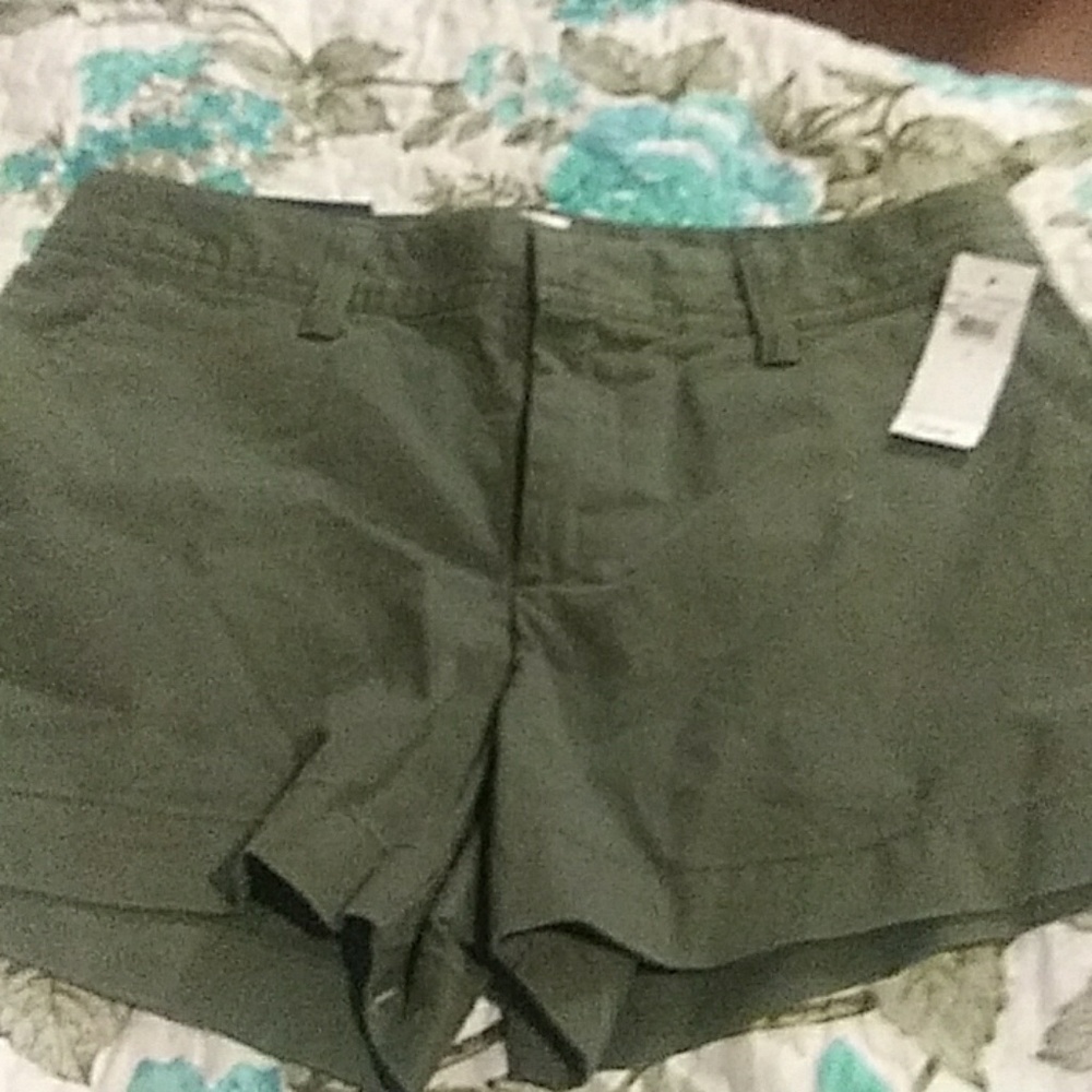 Armygreen GAP .brandnew shorts.